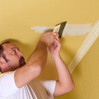 Sprekk i mur: Trekk massen glatt med en bred sparkel Sprekk i mur: Trekk massen glatt med en bred sparkel